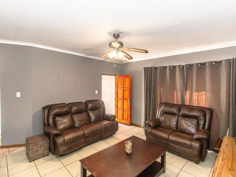 Charming home available in secure estate! - Photo 7