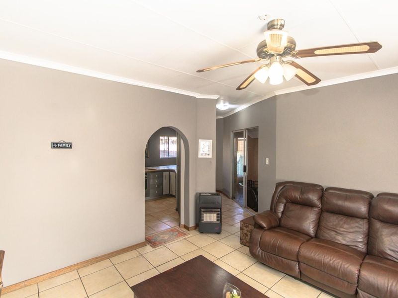 Charming home available in secure estate! - Photo 6