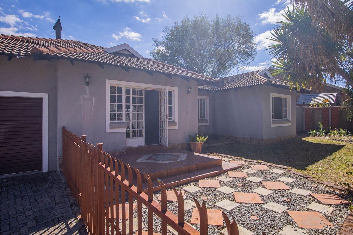 3 Bedroom Townhouse in Bendor! - Photo 2