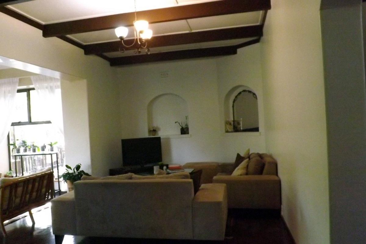 Family Home with bachelor flat - Photo 2