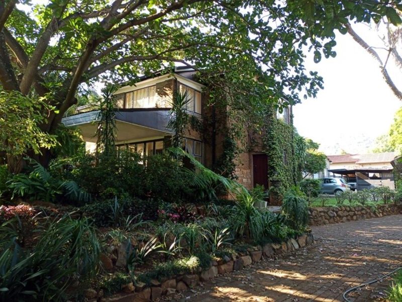 Family Home with bachelor flat - Photo 1