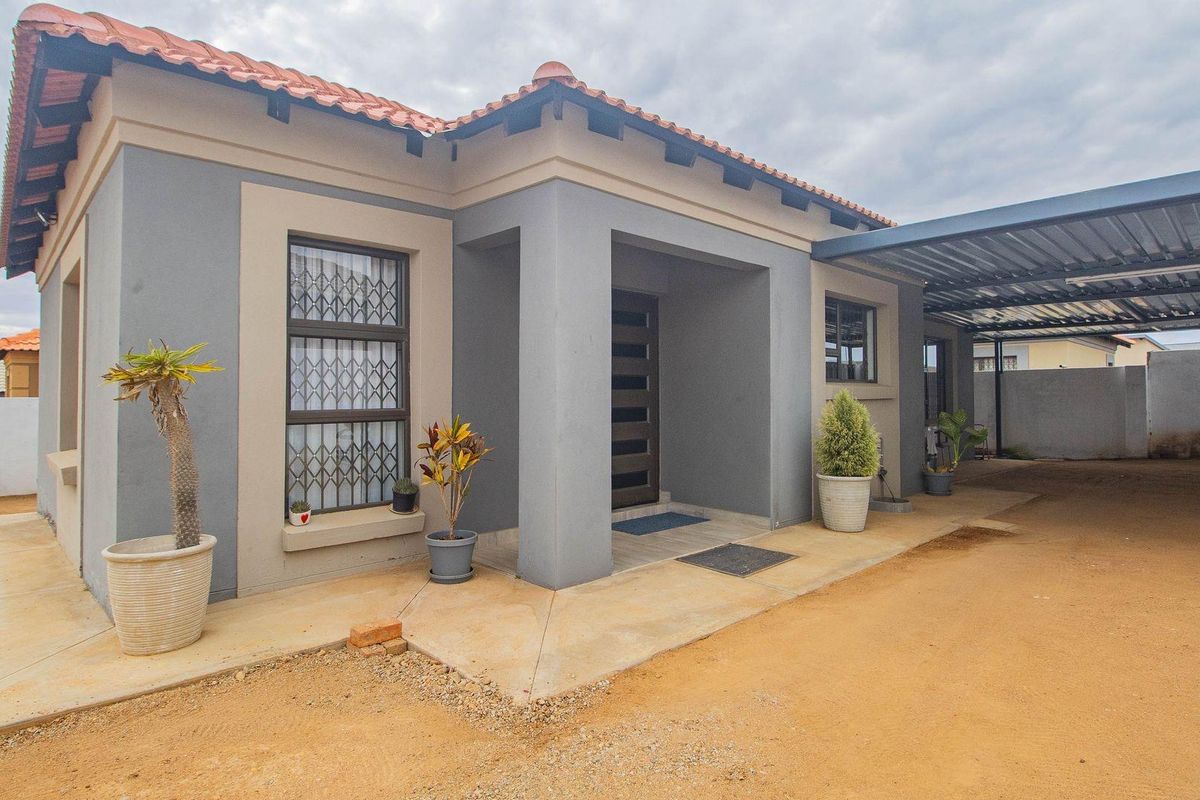 A Beautiful 3 Bedroom Home in Bendor! - Photo 3