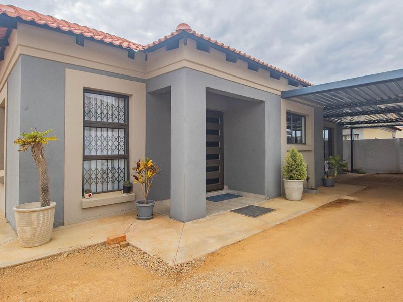 A Beautiful 3 Bedroom Home in Bendor! - Photo 3