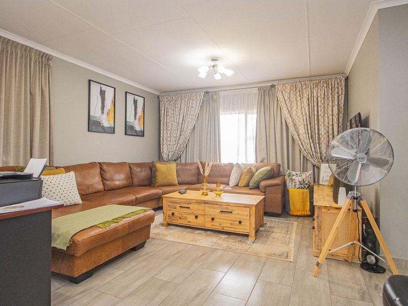 A Beautiful 3 Bedroom Home in Bendor! - Photo 8