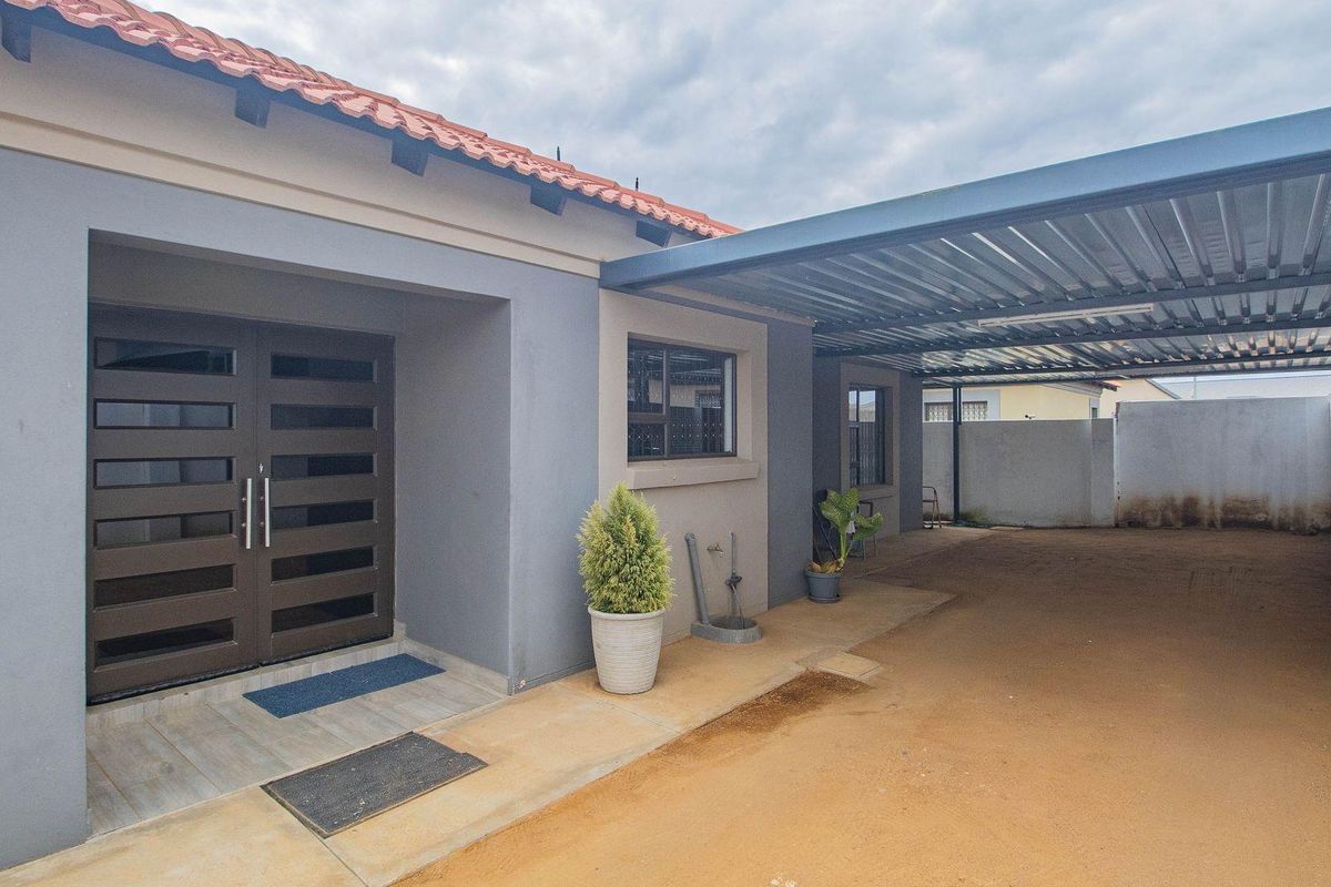 A Beautiful 3 Bedroom Home in Bendor! - Photo 4