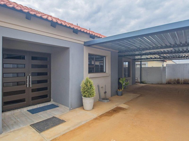 A Beautiful 3 Bedroom Home in Bendor! - Photo 4