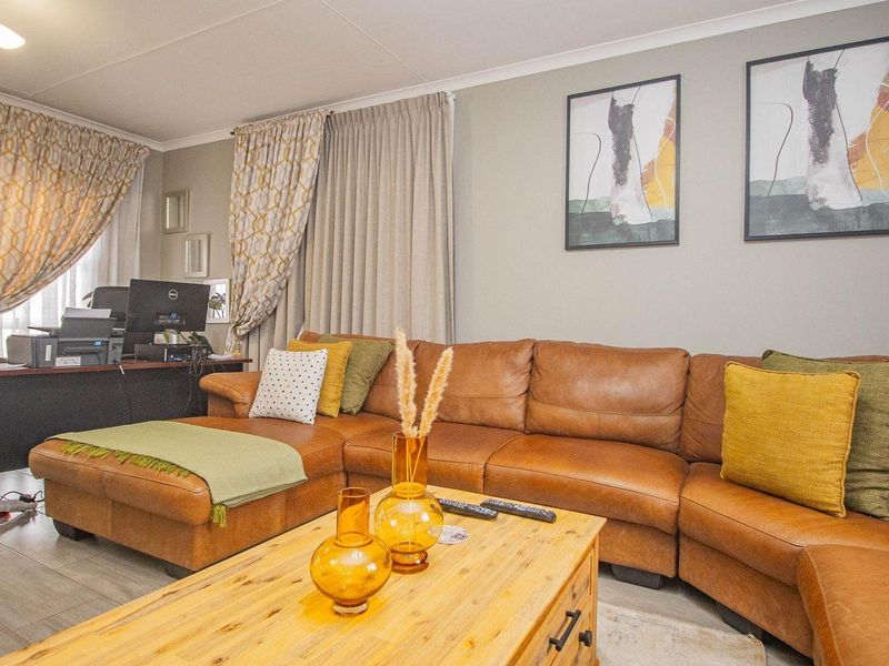 A Beautiful 3 Bedroom Home in Bendor! - Photo 9