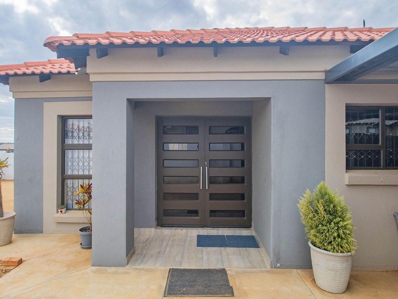 A Beautiful 3 Bedroom Home in Bendor! - Photo 5