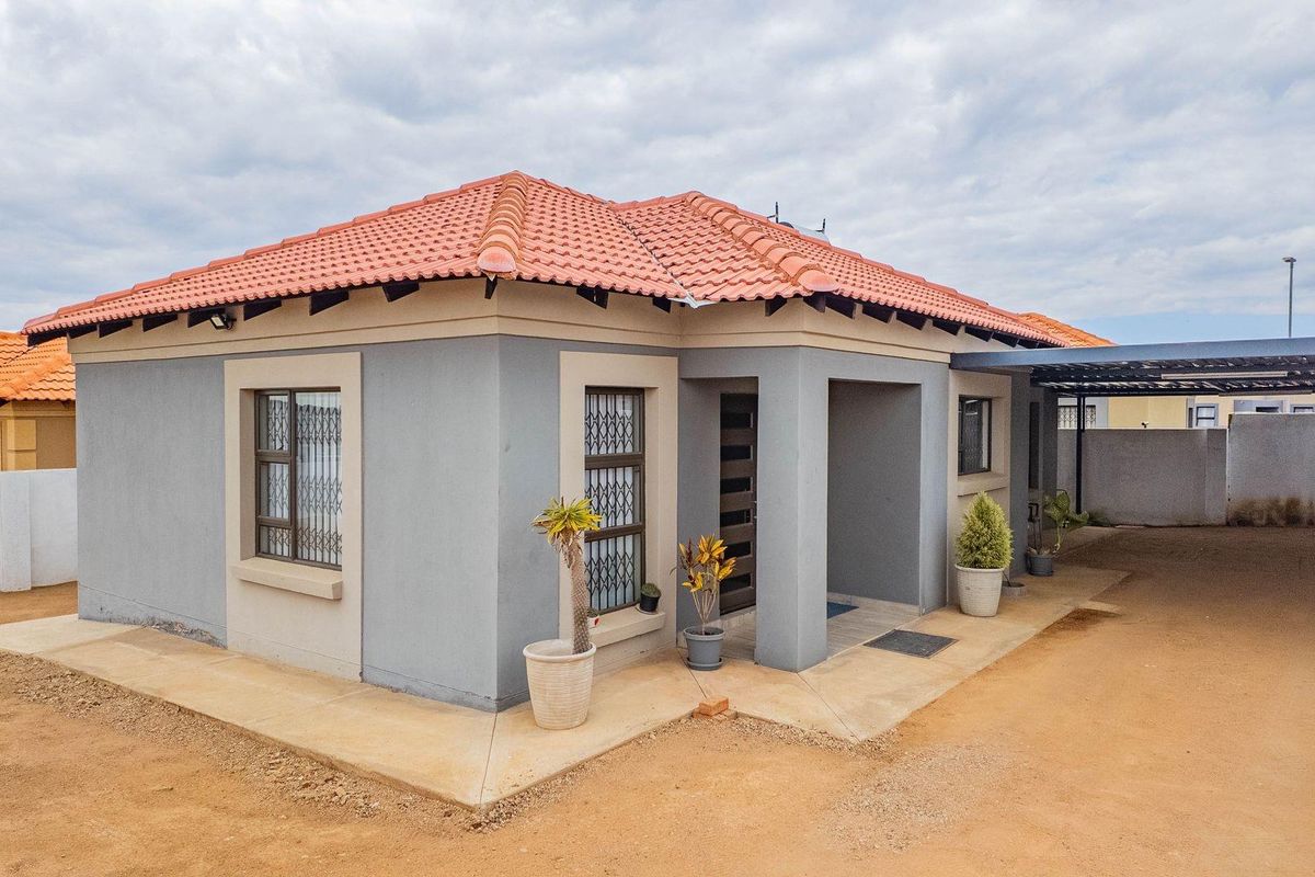 A Beautiful 3 Bedroom Home in Bendor! - Photo 2