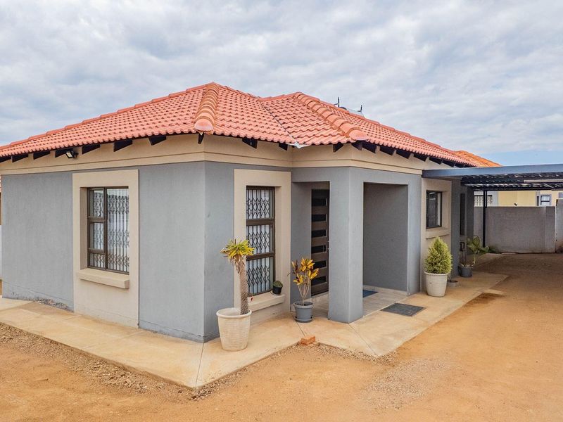 A Beautiful 3 Bedroom Home in Bendor! - Photo 2