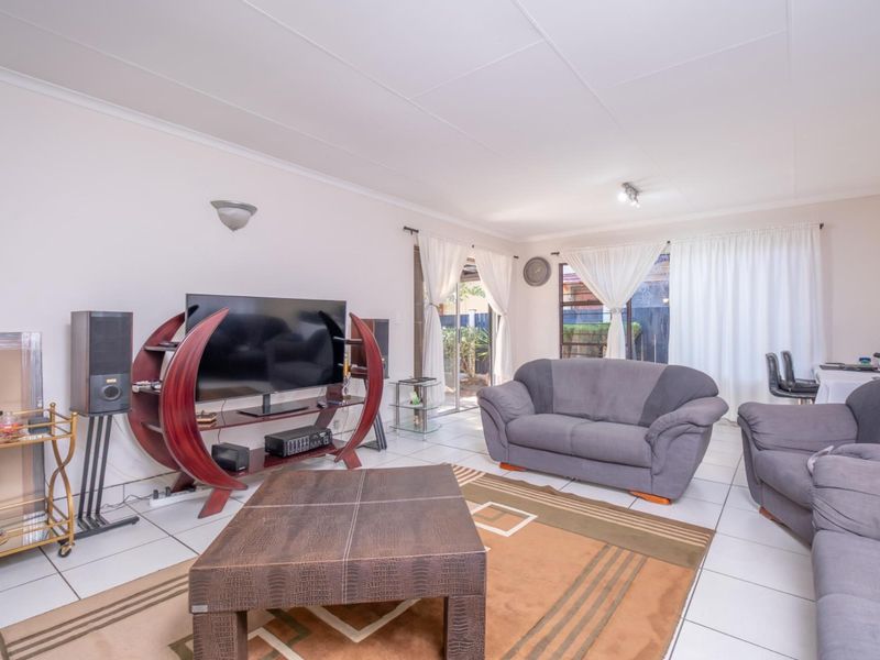 Single Story Three bedroom home for Sale in Sought After Fourways Estate - Photo 5