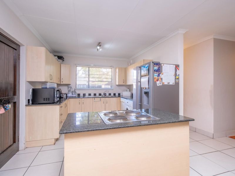 Single Story Three bedroom home for Sale in Sought After Fourways Estate - Photo 9