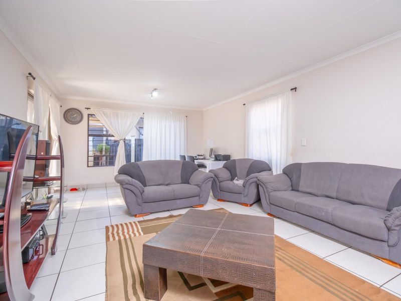 Single Story Three bedroom home for Sale in Sought After Fourways Estate - Photo 4