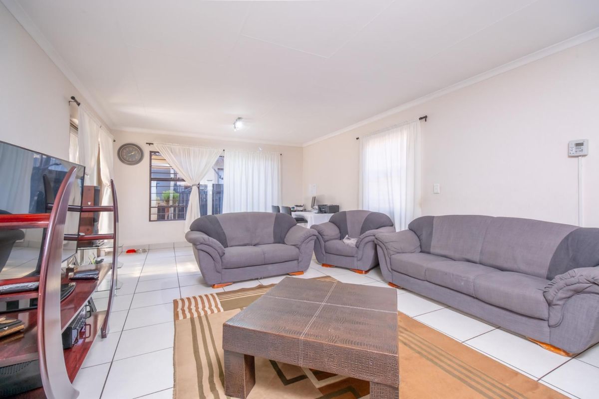 Single Story Three bedroom home for Sale in Sought After Fourways Estate - Photo 4