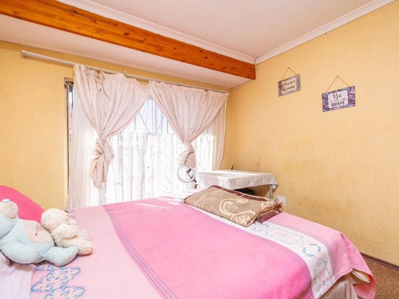 3 Bedroom House  In Geelhoutpark Waiting For You To Make It Yours - Photo 7