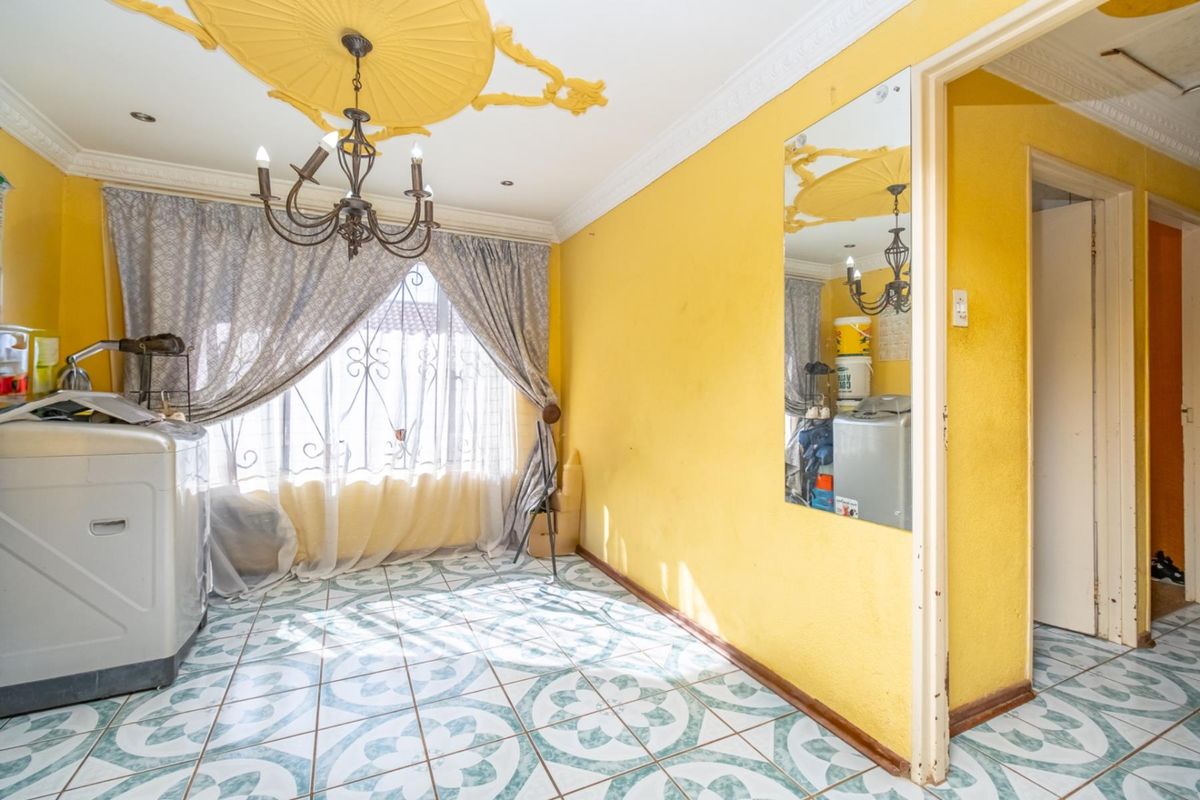 3 Bedroom House  In Geelhoutpark Waiting For You To Make It Yours - Photo 4