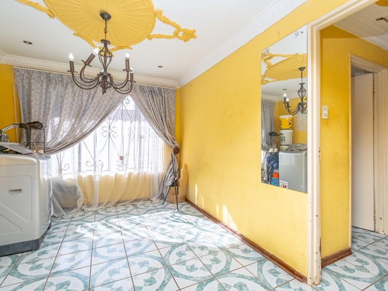 3 Bedroom House  In Geelhoutpark Waiting For You To Make It Yours - Photo 4