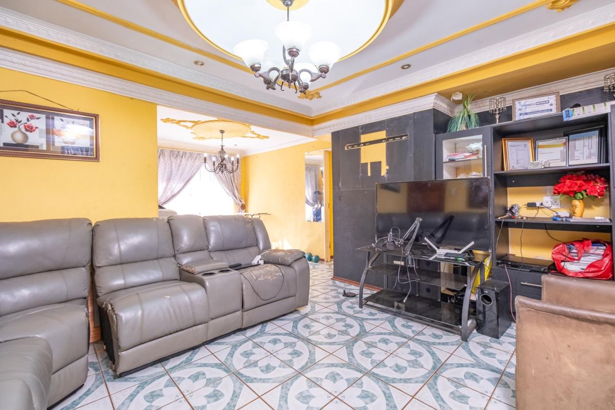 3 Bedroom House  In Geelhoutpark Waiting For You To Make It Yours - Photo 2