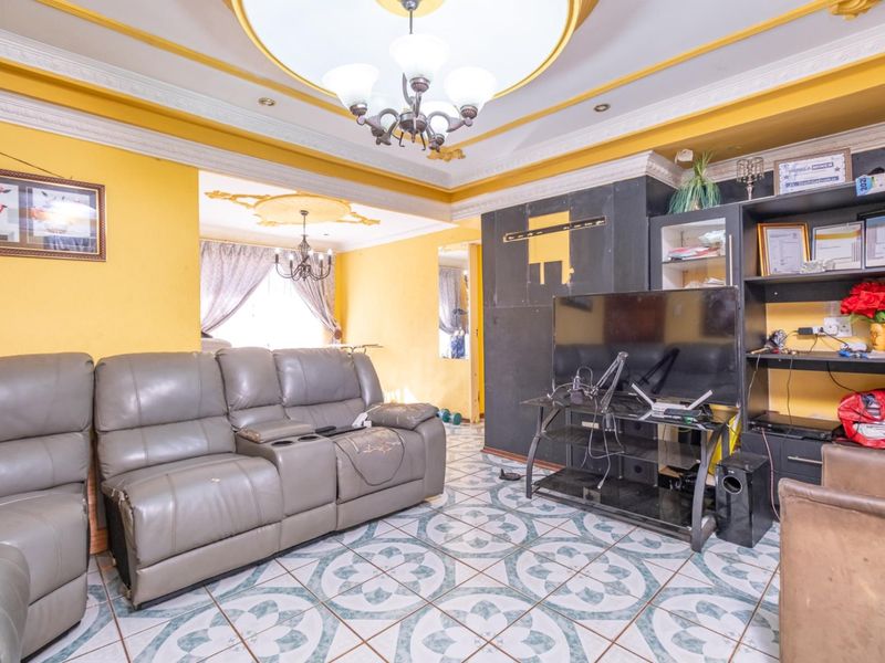 3 Bedroom House  In Geelhoutpark Waiting For You To Make It Yours - Photo 2