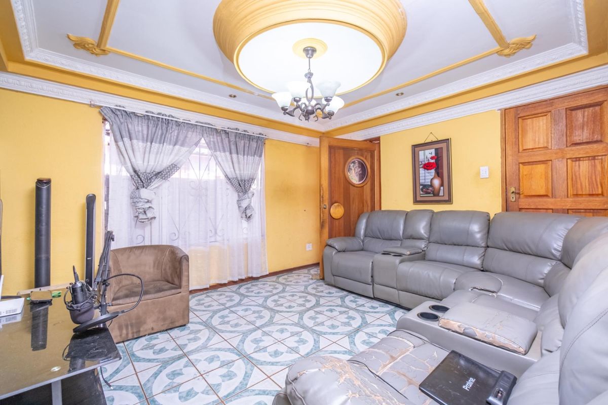 3 Bedroom House  In Geelhoutpark Waiting For You To Make It Yours - Photo 3