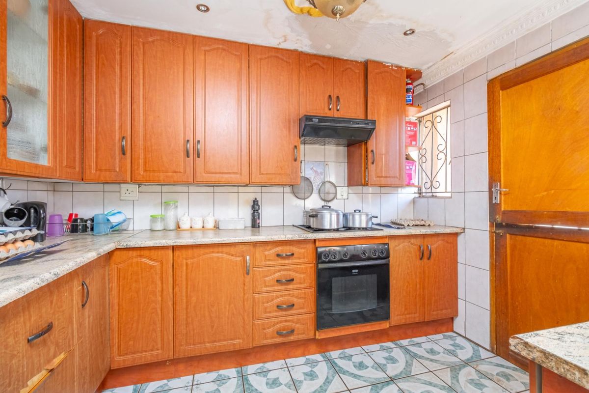 3 Bedroom House  In Geelhoutpark Waiting For You To Make It Yours - Photo 5