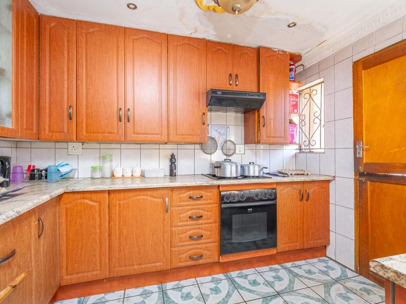 3 Bedroom House  In Geelhoutpark Waiting For You To Make It Yours - Photo 5