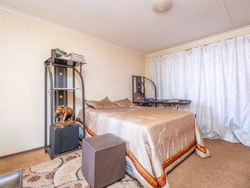 3 Bedroom House  In Geelhoutpark Waiting For You To Make It Yours - Photo 10