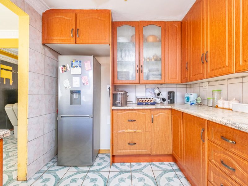 3 Bedroom House  In Geelhoutpark Waiting For You To Make It Yours - Photo 6