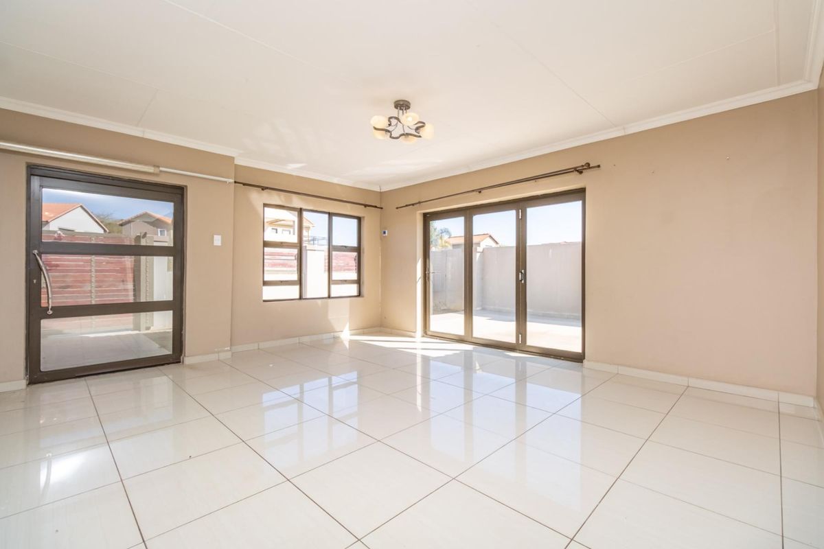 Elegant 4-Bedroom Home in Savanna Falls - Spacious, Bright and Beautifully Finished!! - Photo 3