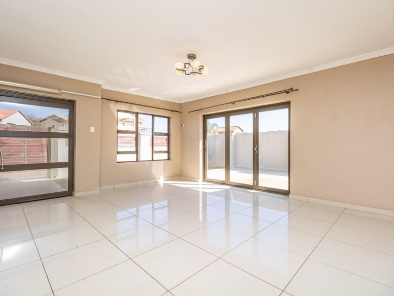 Elegant 4-Bedroom Home in Savanna Falls - Spacious, Bright and Beautifully Finished!! - Photo 3