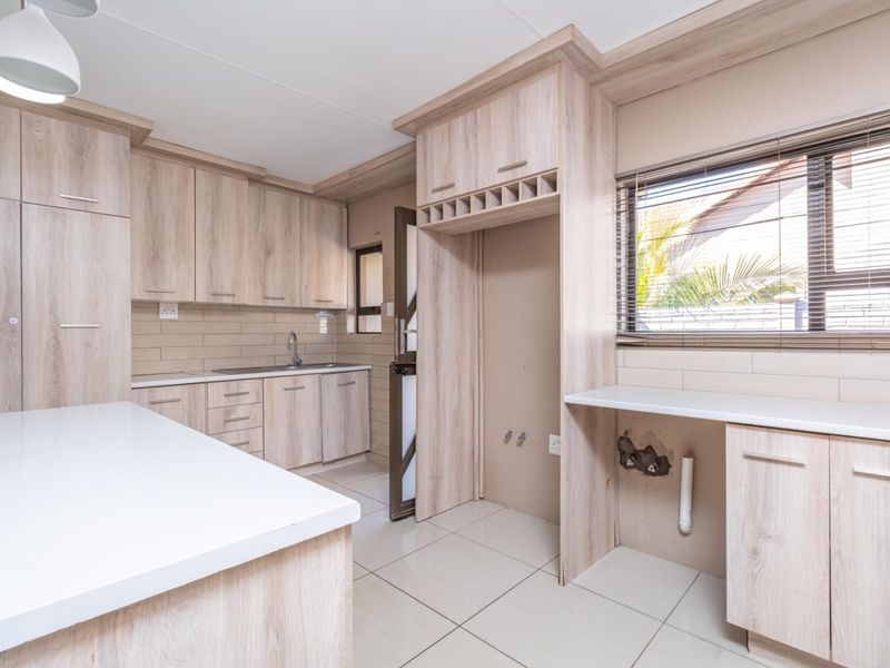 Elegant 4-Bedroom Home in Savanna Falls - Spacious, Bright and Beautifully Finished!! - Photo 10