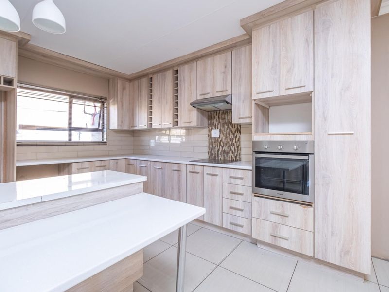 Elegant 4-Bedroom Home in Savanna Falls - Spacious, Bright and Beautifully Finished!! - Photo 9