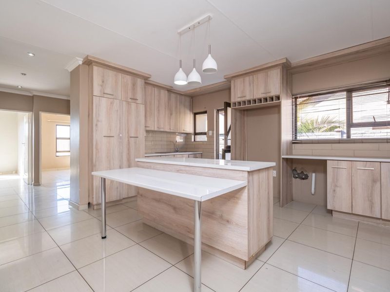 Elegant 4-Bedroom Home in Savanna Falls - Spacious, Bright and Beautifully Finished!! - Photo 8