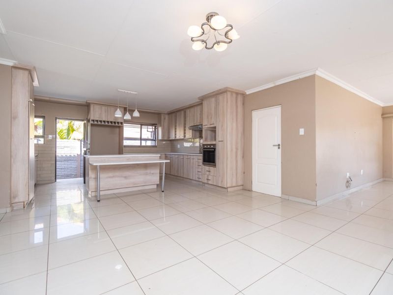 Elegant 4-Bedroom Home in Savanna Falls - Spacious, Bright and Beautifully Finished!! - Photo 6