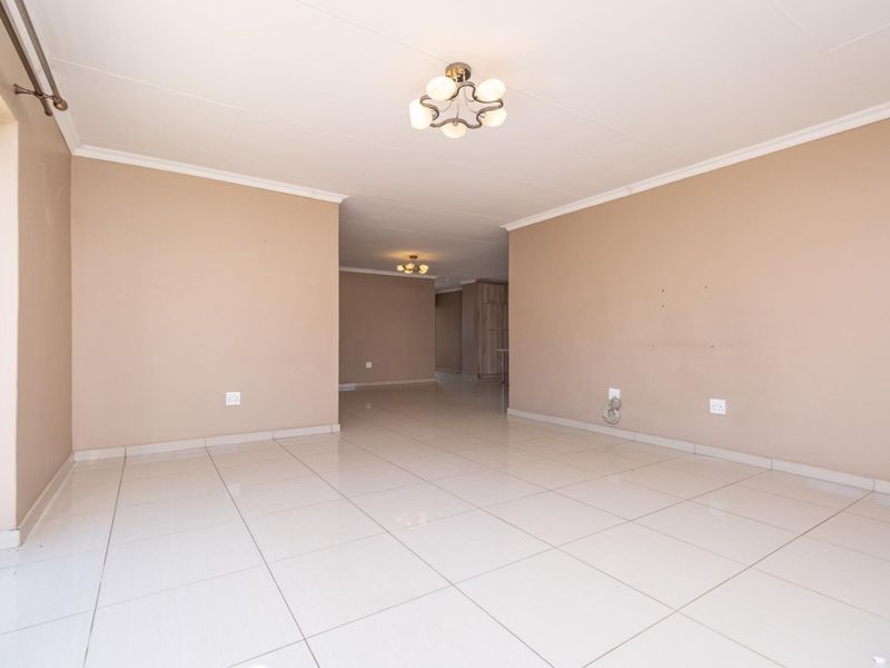 Elegant 4-Bedroom Home in Savanna Falls - Spacious, Bright and Beautifully Finished!! - Photo 4