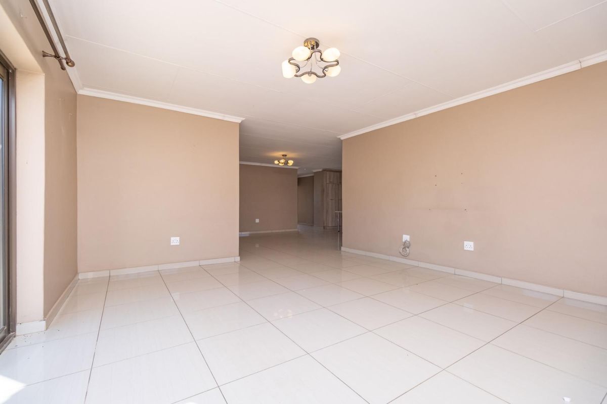 Elegant 4-Bedroom Home in Savanna Falls - Spacious, Bright and Beautifully Finished!! - Photo 4