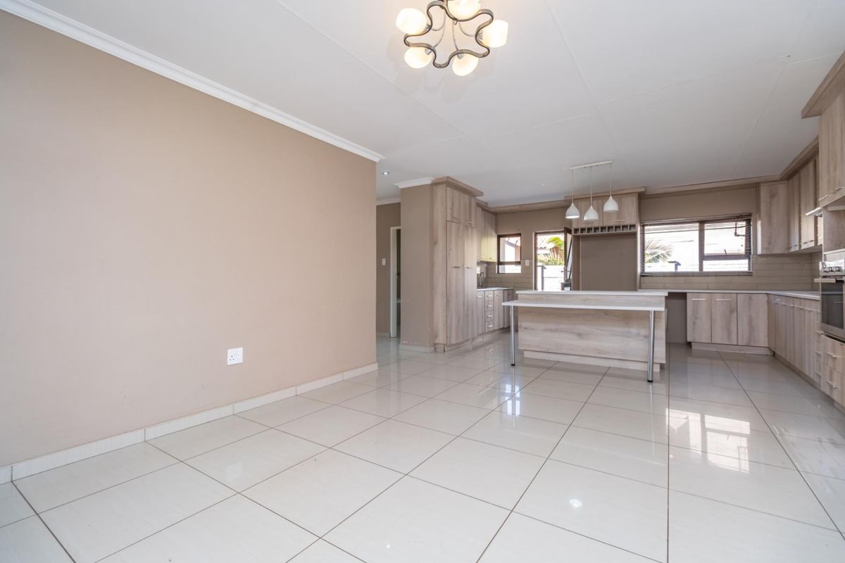 Elegant 4-Bedroom Home in Savanna Falls - Spacious, Bright and Beautifully Finished!! - Photo 5