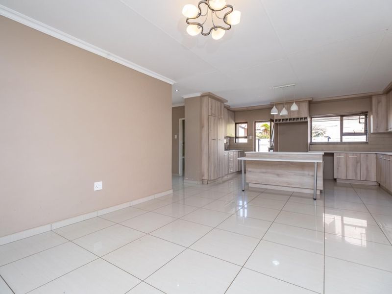 Elegant 4-Bedroom Home in Savanna Falls - Spacious, Bright and Beautifully Finished!! - Photo 5