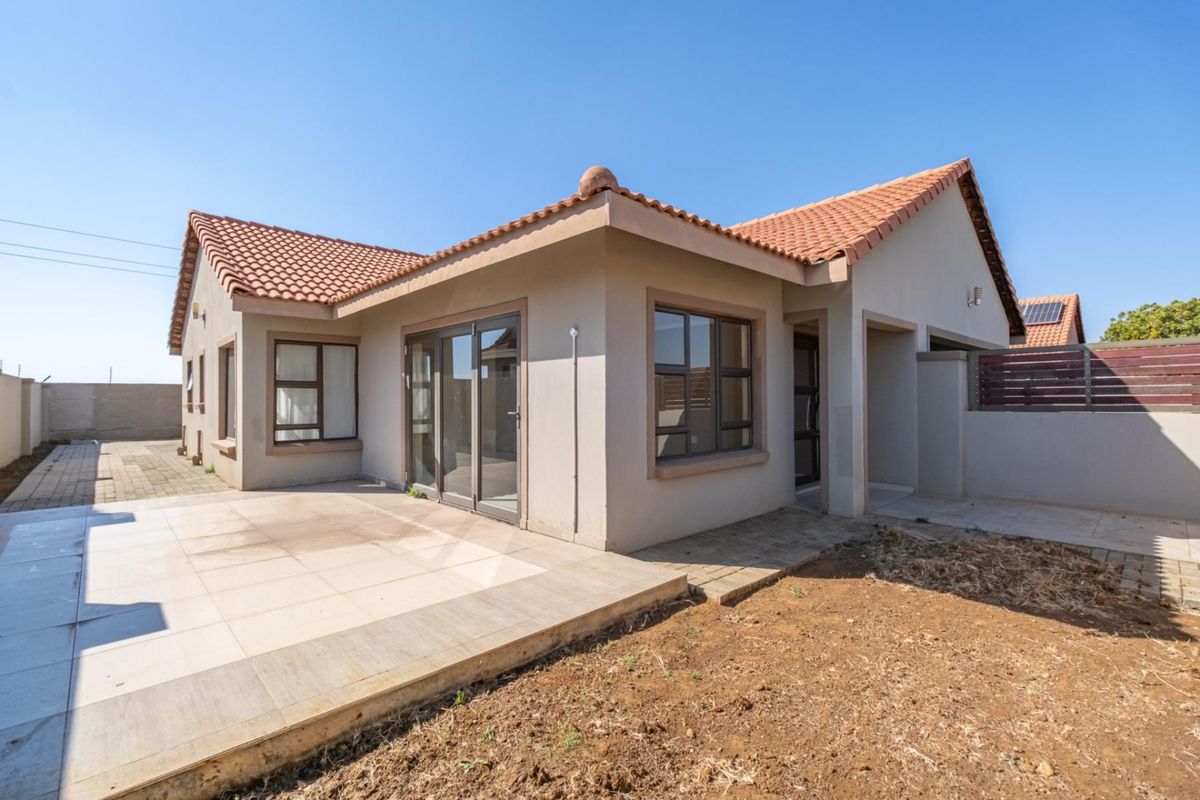 Elegant 4-Bedroom Home in Savanna Falls - Spacious, Bright and Beautifully Finished!! - Photo 2