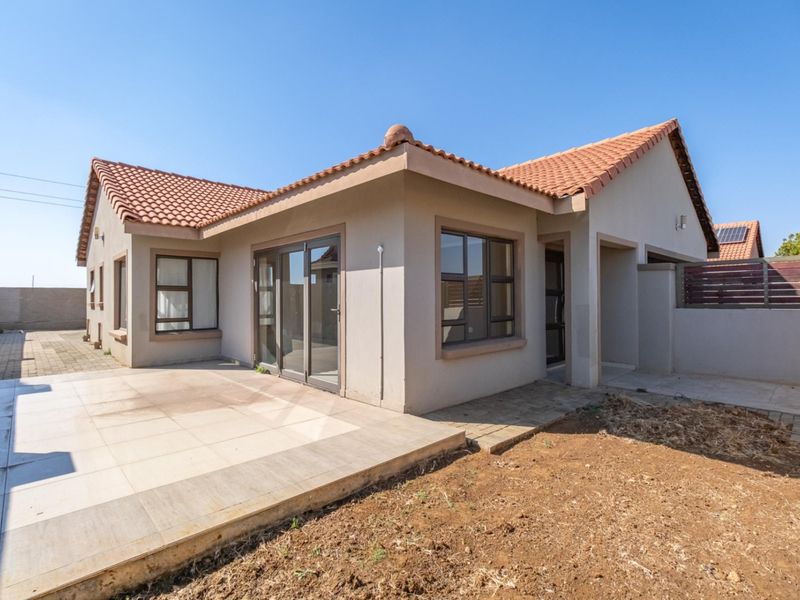 Elegant 4-Bedroom Home in Savanna Falls - Spacious, Bright and Beautifully Finished!! - Photo 2