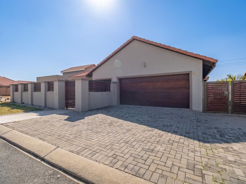 Elegant 4-Bedroom Home in Savanna Falls - Spacious, Bright and Beautifully Finished!! - Photo 1