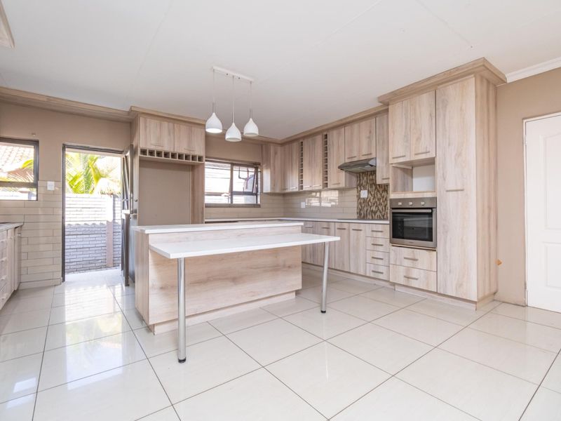 Elegant 4-Bedroom Home in Savanna Falls - Spacious, Bright and Beautifully Finished!! - Photo 7