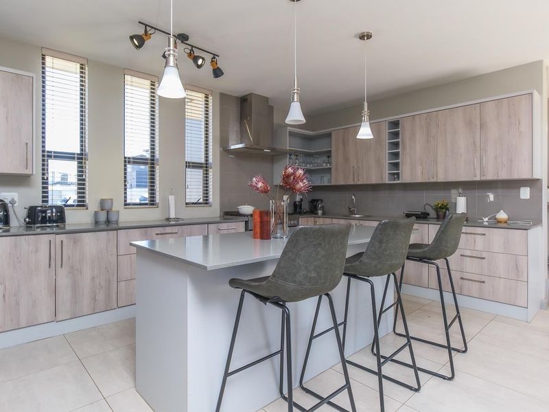 Beautiful 4 Bedroom Family Home In Meadows Estate - Photo 5