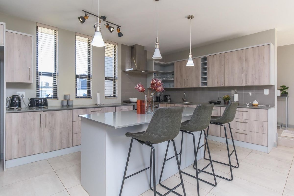 Beautiful 4 Bedroom Family Home In Meadows Estate - Photo 5