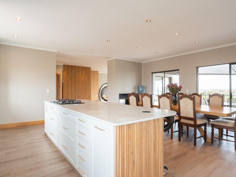 Modern Villa on the 14th Fairway - Space, Style and Versatility - Photo 5