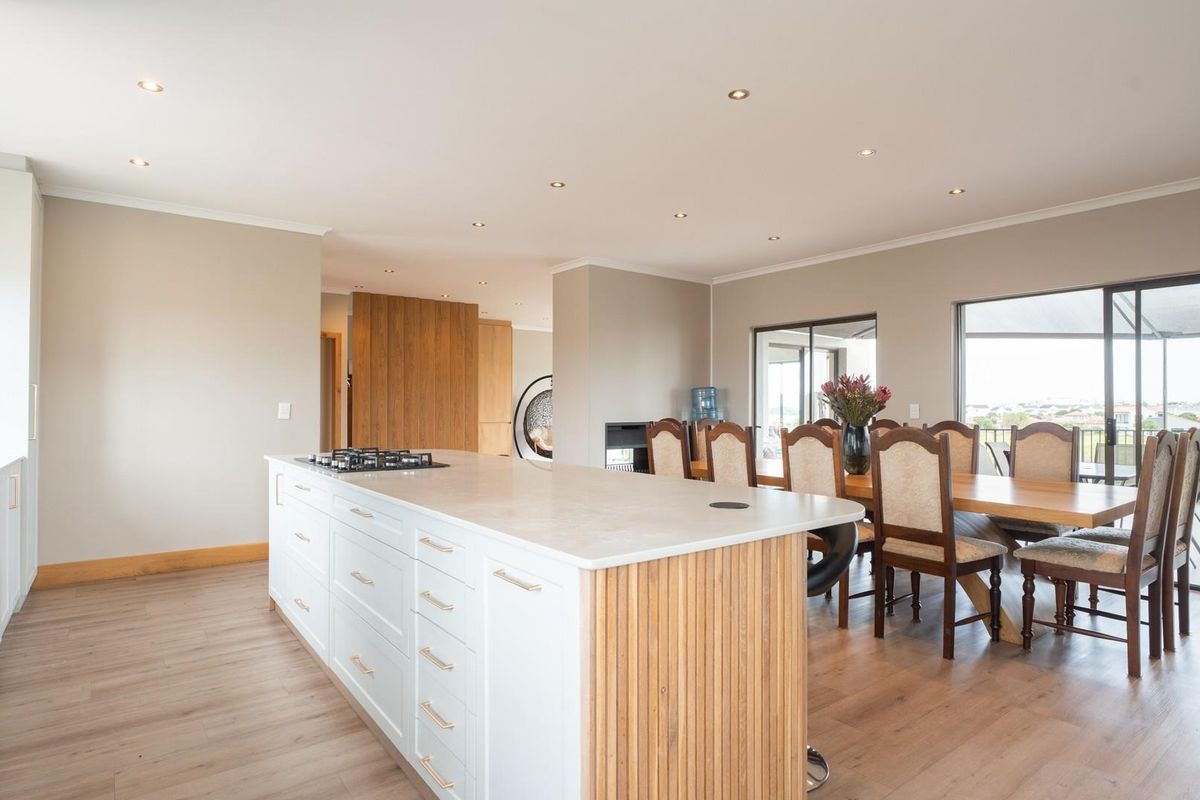 Modern Villa on the 14th Fairway - Space, Style and Versatility - Photo 5