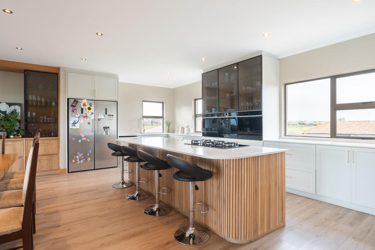 Modern Villa on the 14th Fairway - Space, Style and Versatility - Photo 3