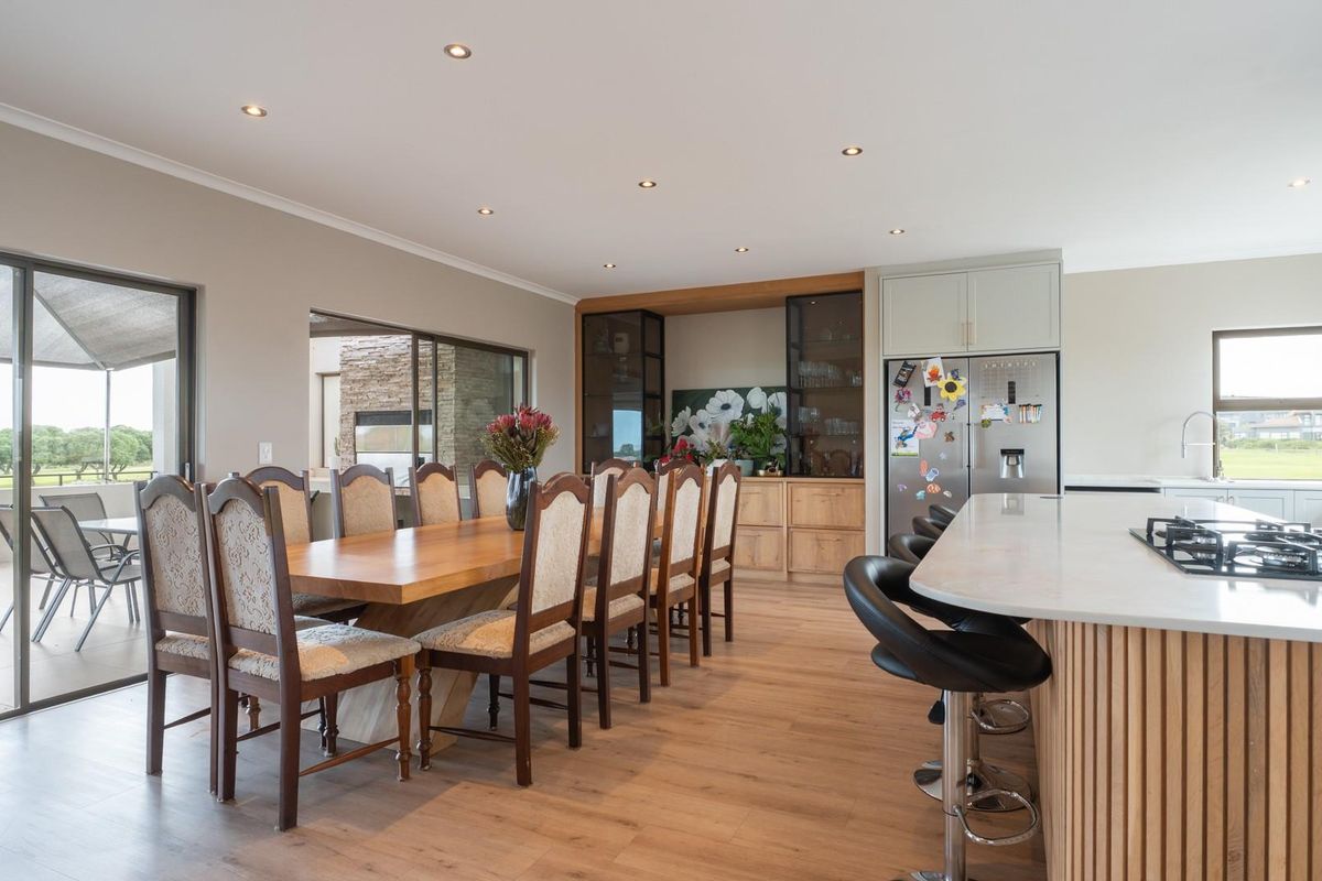 Modern Villa on the 14th Fairway - Space, Style and Versatility - Photo 4