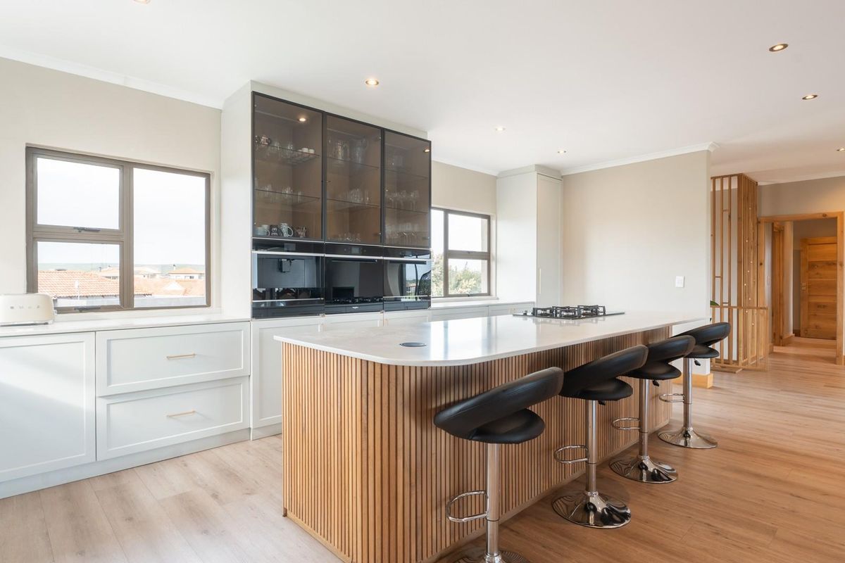 Modern Villa on the 14th Fairway - Space, Style and Versatility - Photo 2