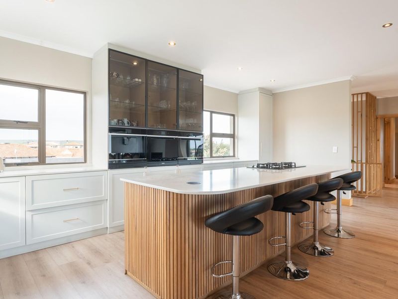 Modern Villa on the 14th Fairway - Space, Style and Versatility - Photo 2